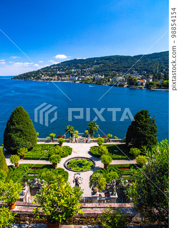 Italian style baroque Garden on Isola Bella, in isole borromee islands in lake Maggiore, Italy Italian style baroque Garden on Isola Bella, in isole borromee islands in lake Maggiore, Italy 98854154