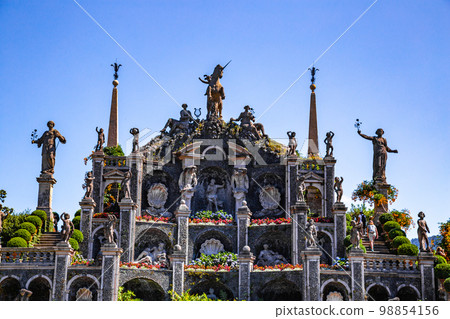 Italian style baroque Garden on Isola Bella, in isole borromee islands in lake Maggiore, Italy Italian style baroque Garden on Isola Bella, in isole borromee islands in lake Maggiore, Italy 98854156
