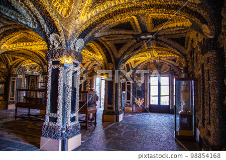 Palazzo Borromeo, Palace Interior view in Isola Bella, Isole Borromee archipelago, Lake Maggiore Palazzo Borromeo, Palace Interior view in Isola Bella, Isole Borromee archipelago, Lake Maggiore 98854168