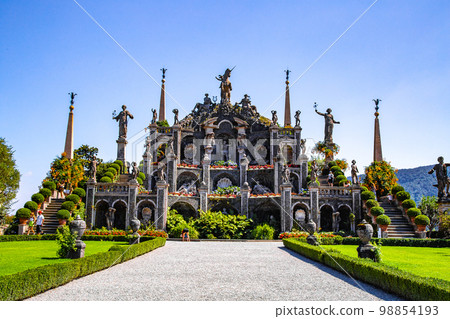 Italian style baroque Garden on Isola Bella, in isole borromee islands in lake Maggiore, Italy Italian style baroque Garden on Isola Bella, in isole borromee islands in lake Maggiore, Italy 98854193