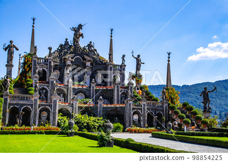 Italian style baroque Garden on Isola Bella, in isole borromee islands in lake Maggiore, Italy Italian style baroque Garden on Isola Bella, in isole borromee islands in lake Maggiore, Italy 98854225