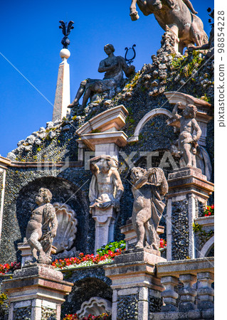 Italian style baroque Garden on Isola Bella, in isole borromee islands in lake Maggiore, Italy Italian style baroque Garden on Isola Bella, in isole borromee islands in lake Maggiore, Italy 98854228