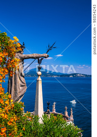 Italian style baroque Garden on Isola Bella, in isole borromee islands in lake Maggiore, Italy 98854243