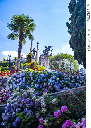 Italian style baroque Garden on Isola Bella, in isole borromee islands in lake Maggiore, Italy Italian style baroque Garden on Isola Bella, in isole borromee islands in lake Maggiore, Italy 98854249
