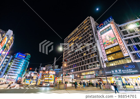 日本東京城市景觀東武鐵道池袋站西口等。 日本東京城市景觀東武鐵道池袋站西口等。 98854701