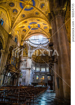 Duomo di Como Cathedral or Cattedrale di Santa Maria Assunta in Como lake, Italy Duomo di Como Cathedral or Cattedrale di Santa Maria Assunta in Como lake, Italy 98854735