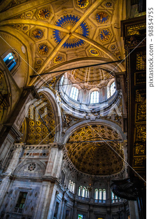 Duomo di Como Cathedral or Cattedrale di Santa Maria Assunta in Como lake, Italy 98854755