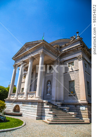 Street and lake views of Como city at the southern tip of Lake Como in northern Italy 98854872