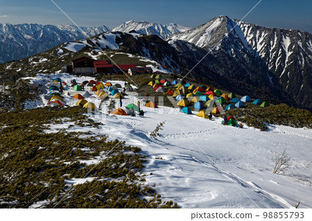 從北阿爾卑斯忠嶽山的山脊看到的上念山殘雪 98855793