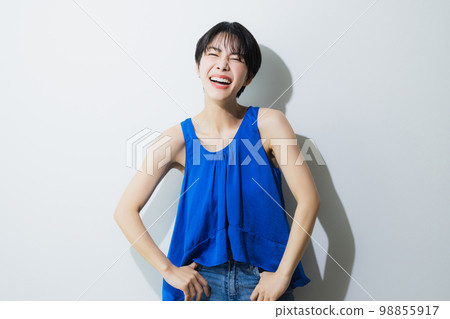 一個穿著藍色背心的女人 98855917