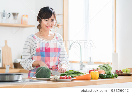 Housewife in the kitchen Housewife in the kitchen 98856042