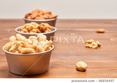 Mixed nuts 98856497