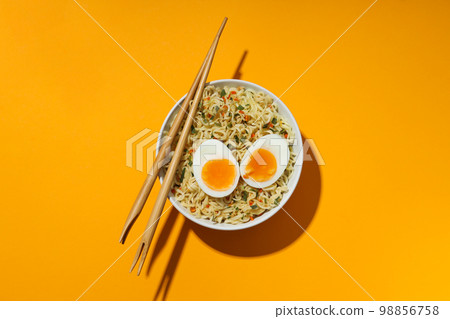 Concept of instant food, instant noodles, top view 98856758