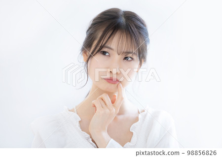 一位年輕女子在白色背景下的肖像美 98856826