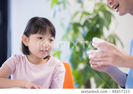 從牙醫那裡接受刷牙指導的女孩 從牙醫那裡接受刷牙指導的女孩 98857153