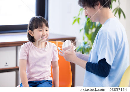 從牙醫那裡接受刷牙指導的女孩 從牙醫那裡接受刷牙指導的女孩 98857154