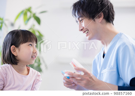 從牙醫那裡接受刷牙指導的女孩 98857160