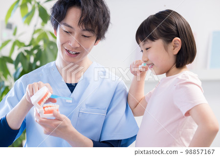 從牙醫那裡接受刷牙指導的女孩 從牙醫那裡接受刷牙指導的女孩 98857167