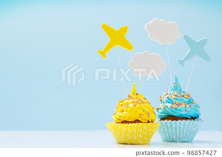 Yellow and blue cream cupcakes 98857427
