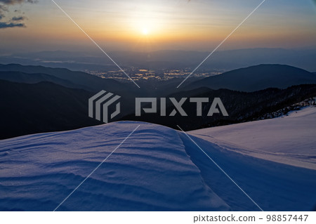 View of the morning sun and Azumino seen from Mt. Chogatake in the Northern Alps 98857447