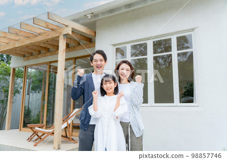 Parent and child family lawn smile guts pose Parent and child family lawn smile guts pose 98857746