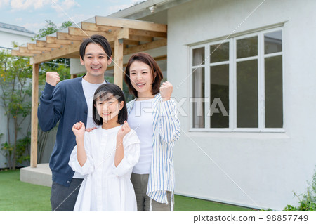 Parent and child family lawn smile guts pose Parent and child family lawn smile guts pose 98857749