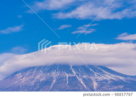 雲霧繚繞的富士山 98857787