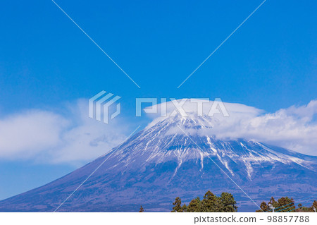 雲霧繚繞的富士山 98857788