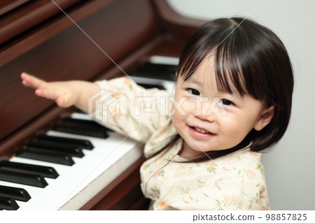 1歲女孩彈立式鋼琴 98857825