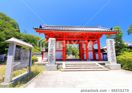 [香川縣]四國聖地“第84 Fudasho”屋島寺（Higashidaimon）在晴朗的天氣 98858278