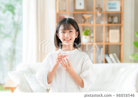 一個女孩喝水 98858546