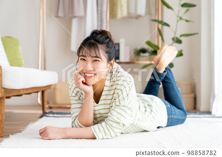 年輕女子在客廳放鬆 98858782