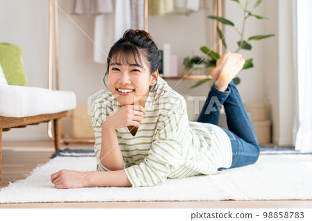 年輕女子在客廳放鬆 年輕女子在客廳放鬆 98858783