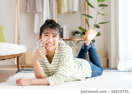 年輕女子在客廳放鬆 年輕女子在客廳放鬆 98858785