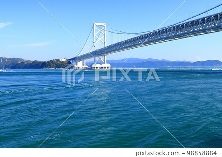 [德島縣]從觀光船上看到的大鳴門橋和漩渦（鳴門漩渦） 98858884