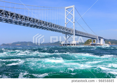 [德島縣]從觀光船上看到的大鳴門橋和漩渦（鳴門漩渦） 98858885