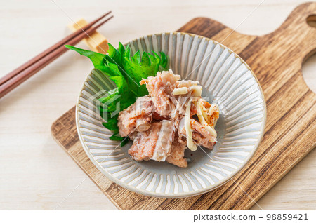 日本菜中的罐裝鮭魚骨 日本菜中的罐裝鮭魚骨 98859421