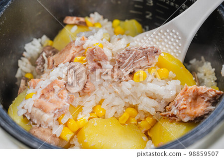 Stir-fried salmon bone and potato pilaf 98859507