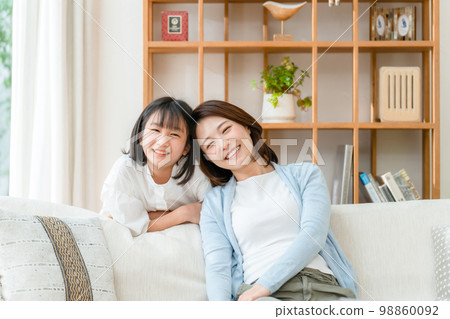 Good friends, parent and child smile 98860092