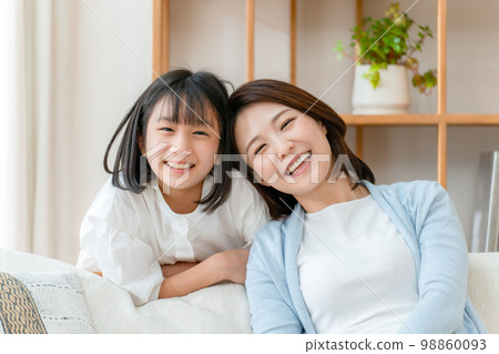 Good friends, parent and child smile 98860093
