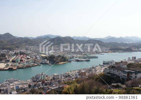 早春晴朗的尾道，從千光寺眺望尾道海峽 98861361