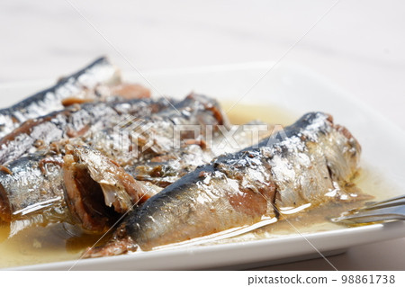 Oil sardines with fresh sardines marinated in olive oil Oil sardines with fresh sardines marinated in olive oil 98861738