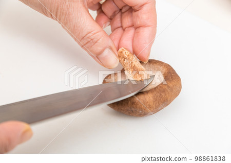 [A middle-aged housewife cuts a shiitake mushroom] 98861838