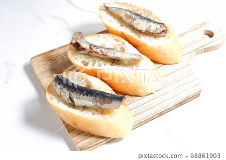 罐頭油沙丁魚和長棍麵包 98861903