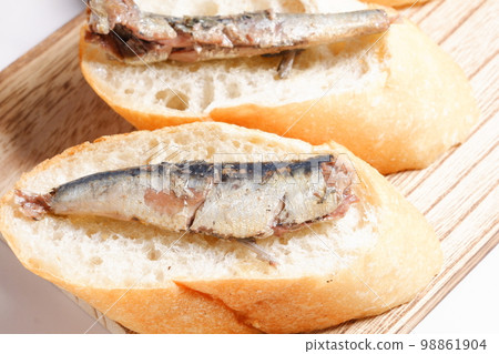 罐頭油沙丁魚和長棍麵包 98861904