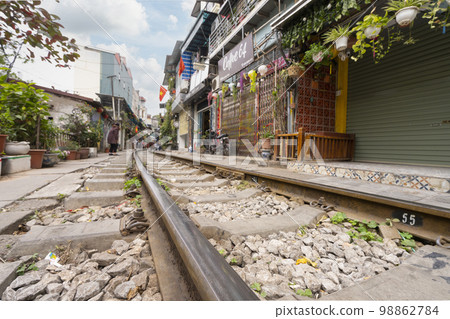 Hanoi train street in the city center 98862784