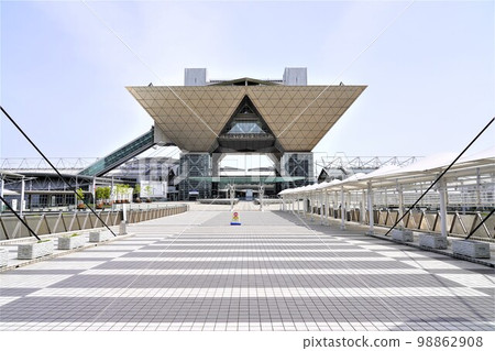 由於第三次緊急事態宣言,東京國際展示場人很少 由於第三次緊急事態宣言,東京國際展示場人很少 98862908