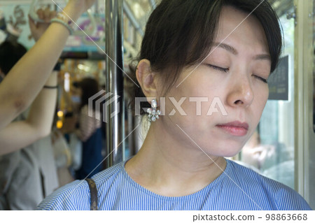 Crowded train, commuting time, female 98863668