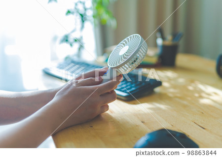 電風扇 扇子 手 98863844