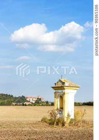 palace in Jaroslavice with calvary chapel, Czech Republic palace in Jaroslavice with calvary chapel, Czech Republic 98865386